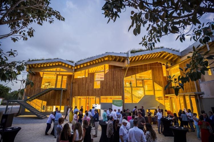 Escuela Montessori iluminación artificial